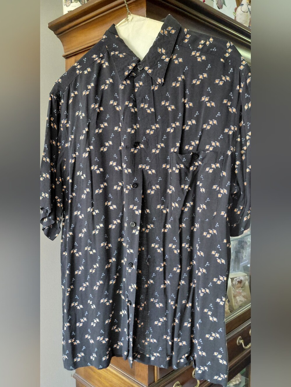 Men's Black Short-Sleeve Button-Up Shirt with Subtle Cream Print